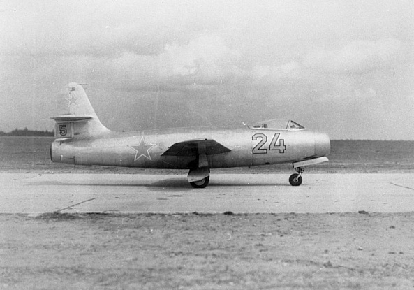 8 января 1947 года состоялся дебютный полет Як-19 ‒ первого советского самолета с ТРДФ